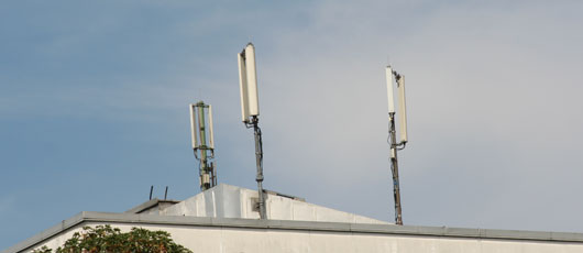 Mobilfunkantennen auf einem Hausdach